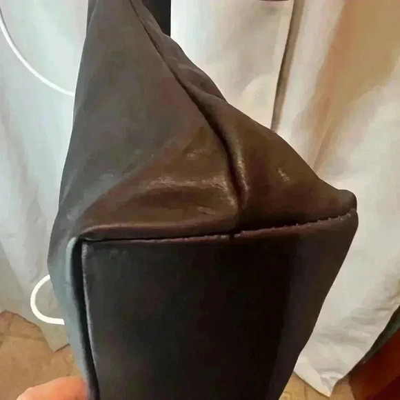 Classic Black Leather Shoulder Bag - Picture 8 of 13